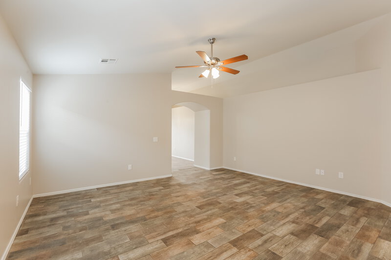 2,380/Mo, 1114 E Fraktur Rd Phoenix, AZ 85040 Living Room View 2