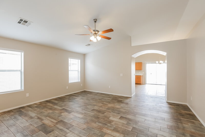 2,380/Mo, 1114 E Fraktur Rd Phoenix, AZ 85040 Living Room View 3