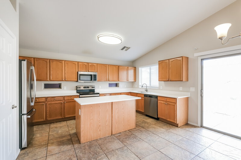 2,195/Mo, 1114 E Fraktur Rd Phoenix, AZ 85040 Kitchen View 2