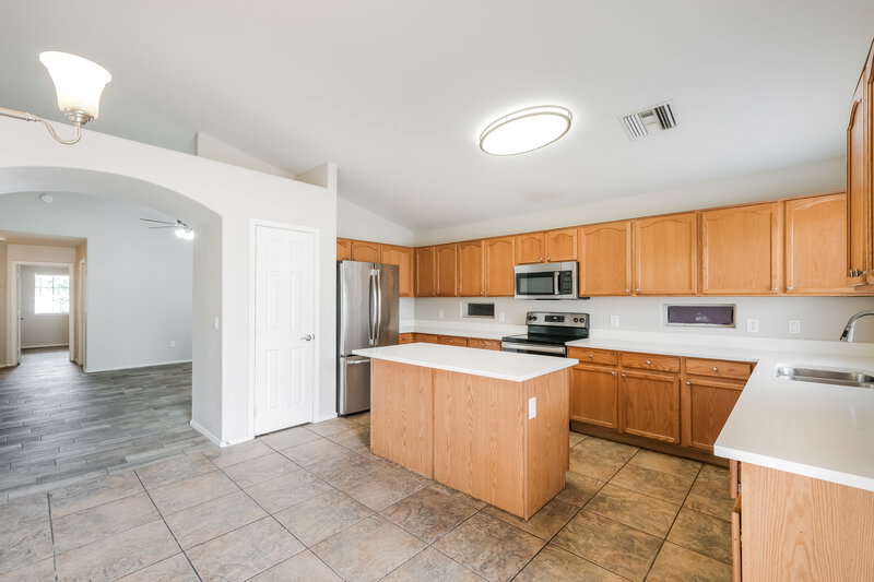 2,195/Mo, 1114 E Fraktur Rd Phoenix, AZ 85040 Kitchen View 3