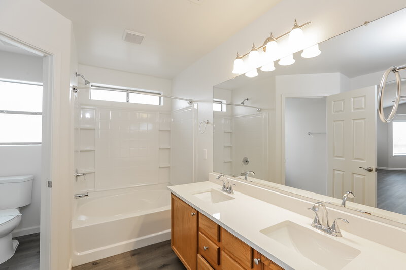 2,380/Mo, 1114 E Fraktur Rd Phoenix, AZ 85040 Main Bathroom View