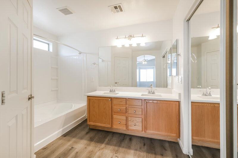 2,195/Mo, 1114 E Fraktur Rd Phoenix, AZ 85040 Main Bathroom View
