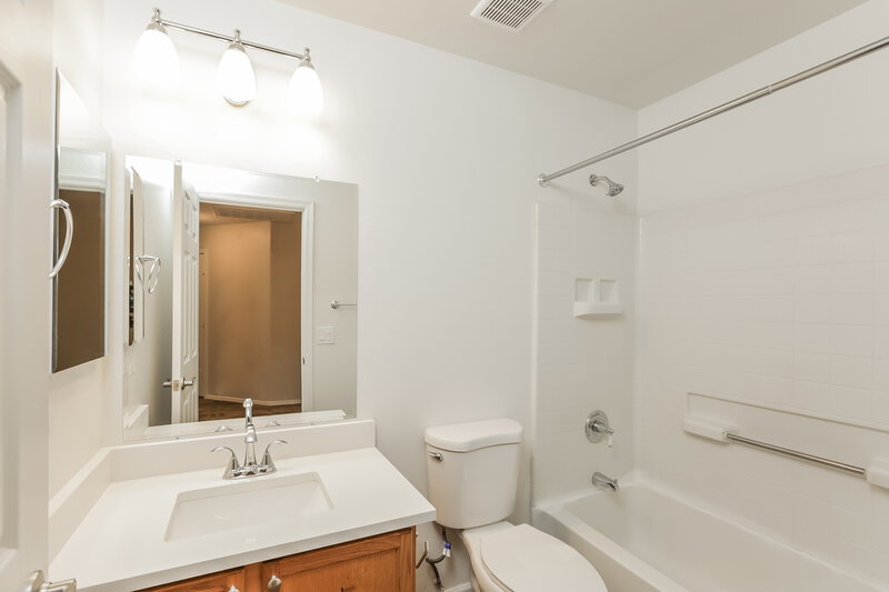 2,380/Mo, 1114 E Fraktur Rd Phoenix, AZ 85040 Bathroom View