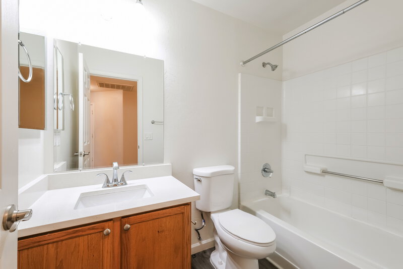 2,195/Mo, 1114 E Fraktur Rd Phoenix, AZ 85040 Bathroom View