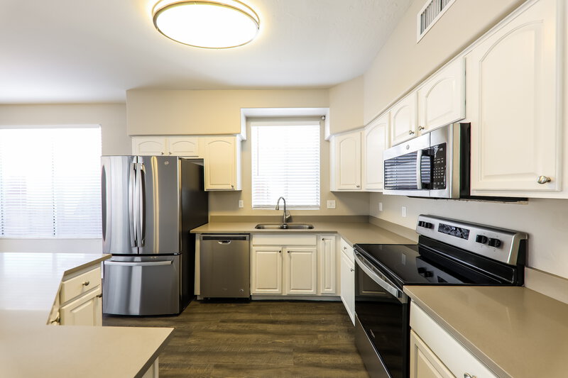 2,035/Mo, 2221 E Union Hills Dr #171 Phoenix, AZ 85024 Kitchen View 2