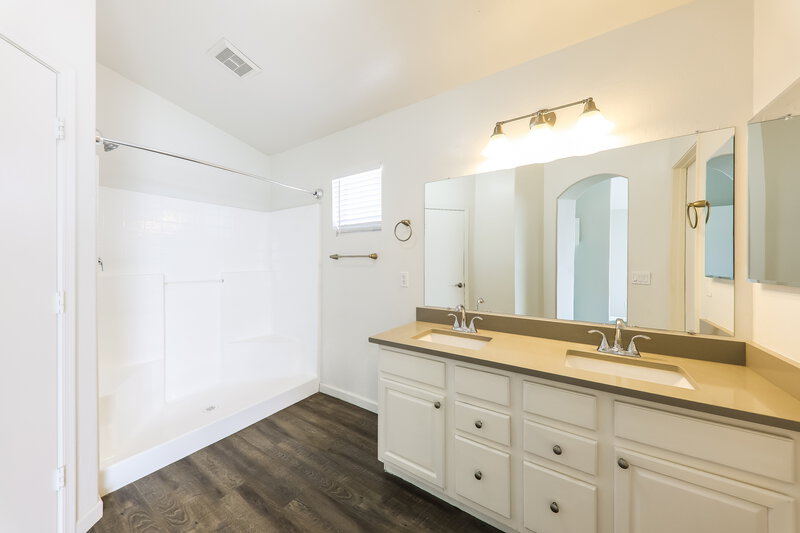 2,035/Mo, 2221 E Union Hills Dr #171 Phoenix, AZ 85024 Main Bathroom View