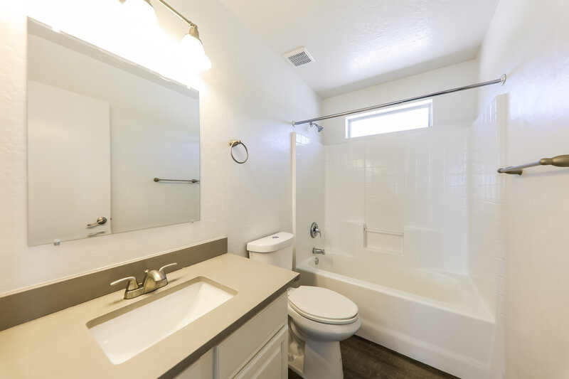 2,035/Mo, 2221 E Union Hills Dr #171 Phoenix, AZ 85024 Bathroom View