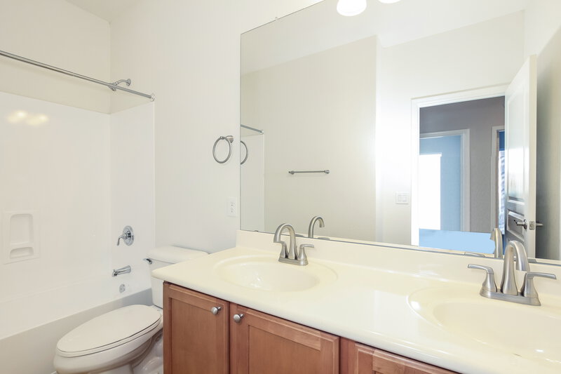 2,180/Mo, 27309 N 84th Dr Peoria, AZ 85383 Bathroom View