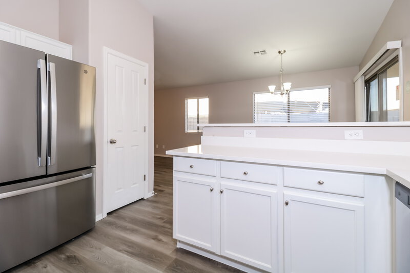 2,215/Mo, 6237 W Jones Ave Phoenix, AZ 85043 Kitchen View 2