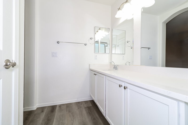 2,215/Mo, 6237 W Jones Ave Phoenix, AZ 85043 Main Bathroom View