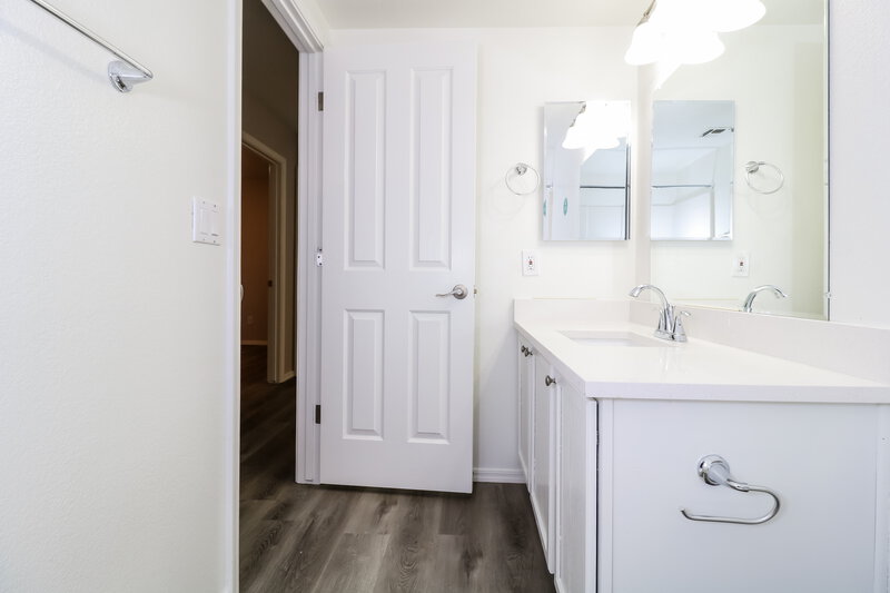2,215/Mo, 6237 W Jones Ave Phoenix, AZ 85043 Bathroom View