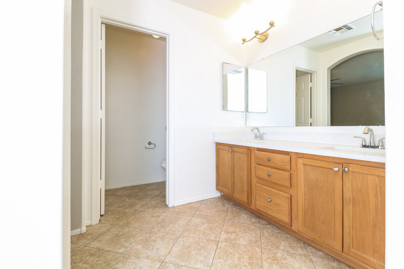 2,545/Mo, 7241 W Globe Ave Phoenix, AZ 85043 Main Bathroom View
