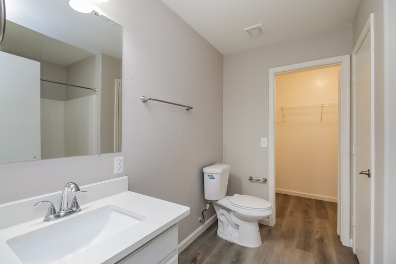 1,865/Mo, 3301 S 63rd Ln Phoenix, AZ 85043 Main Bathroom View