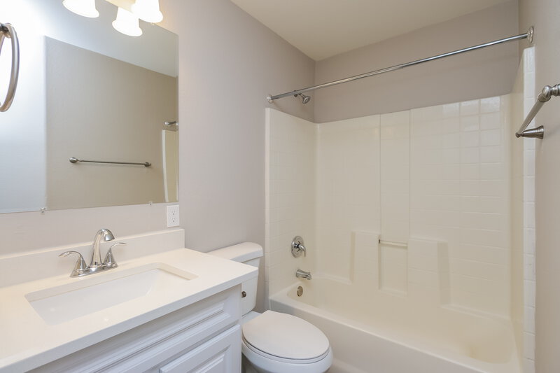 1,865/Mo, 3301 S 63rd Ln Phoenix, AZ 85043 Bathroom View