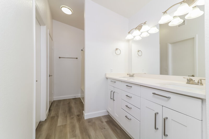 2,070/Mo, 11323 W Alice Ave Peoria, AZ 85345 Main Bathroom View