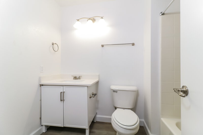 2,070/Mo, 11323 W Alice Ave Peoria, AZ 85345 Bathroom View