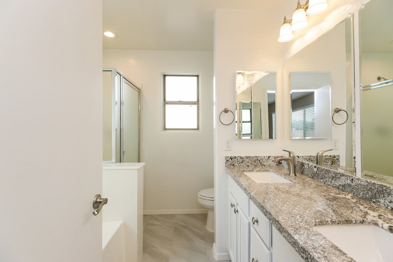 2,225/Mo, 6638 S 25th Ave Phoenix, AZ 85041 Main Bathroom View