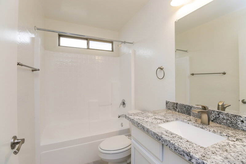 2,225/Mo, 6638 S 25th Ave Phoenix, AZ 85041 Bathroom View