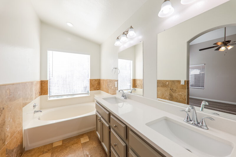 2,090/Mo, 17429 N 20th St Phoenix, AZ 85022 Main Bathroom View