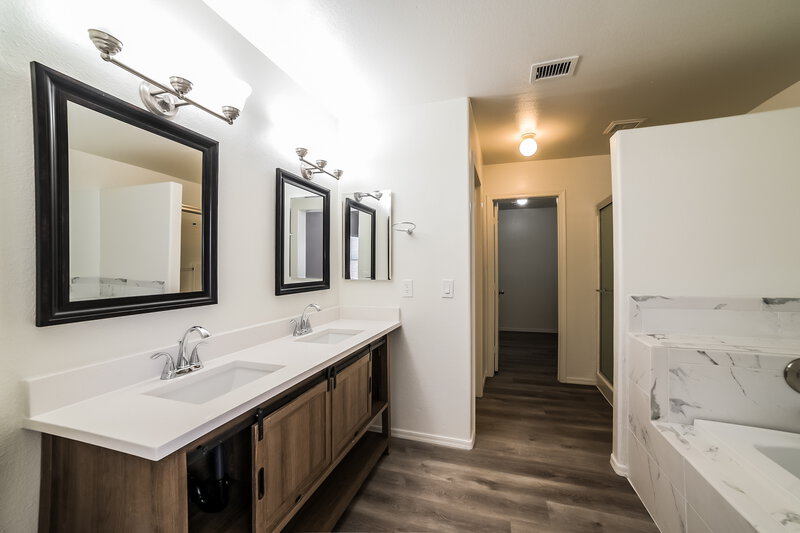 2,180/Mo, 17805 N 13th St Phoenix, AZ 85022 Main Bathroom View