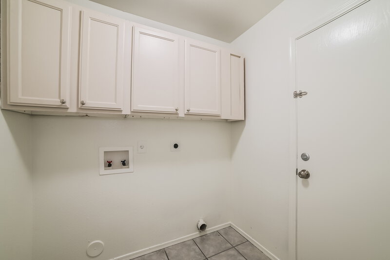 2,180/Mo, 17805 N 13th St Phoenix, AZ 85022 Laundry Room View
