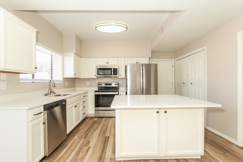 2,555/Mo, 4546 E Villa Theresa Dr Phoenix, AZ 85032 Kitchen View