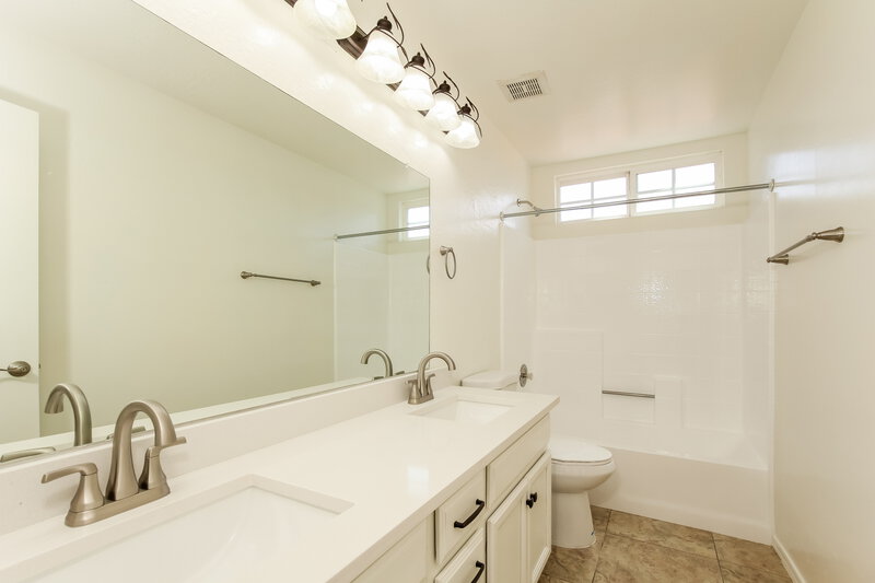 2,555/Mo, 4546 E Villa Theresa Dr Phoenix, AZ 85032 Main Bathroom View