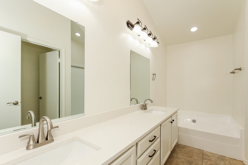 2,555/Mo, 4546 E Villa Theresa Dr Phoenix, AZ 85032 Bathroom View