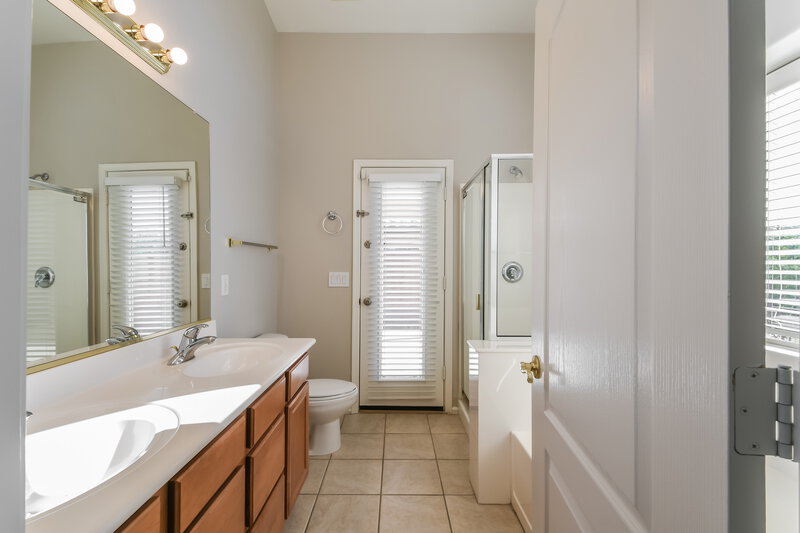 2,135/Mo, 2415 W Blue Sky Dr Phoenix, AZ 85085 Main Bathroom View