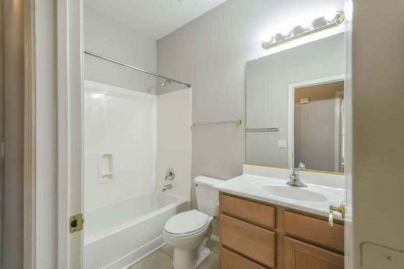 2,135/Mo, 2415 W Blue Sky Dr Phoenix, AZ 85085 Bathroom View