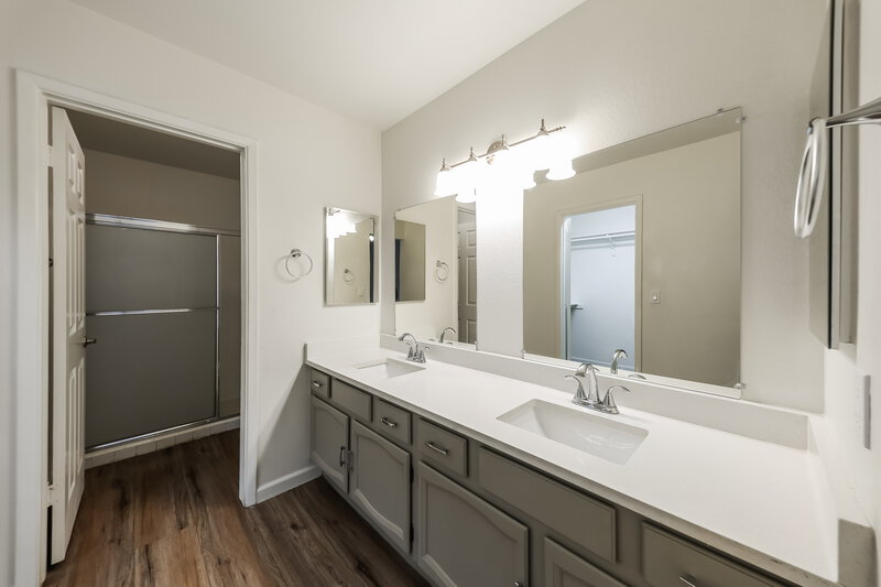 2,185/Mo, 6630 W Poinsettia Dr Glendale, AZ 85304 Main Bathroom View