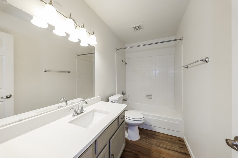 2,185/Mo, 6630 W Poinsettia Dr Glendale, AZ 85304 Bathroom View