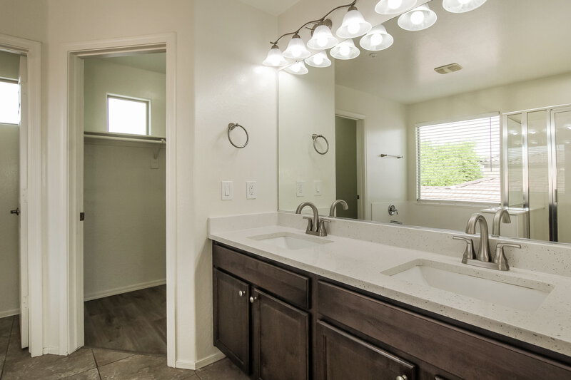2,485/Mo, 8889 W Cameron Dr Peoria, AZ 85345 Main Bathroom View