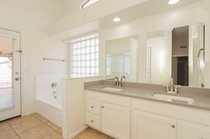 2,225/Mo, 1745 N 125th Dr Avondale, AZ 85392 Main Bathroom View