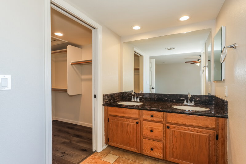 2,595/Mo, 7519 W Sequoia Dr Glendale, AZ 85308 Main Bathroom View