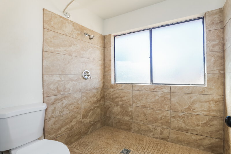 2,595/Mo, 7519 W Sequoia Dr Glendale, AZ 85308 Main Bathroom View 2