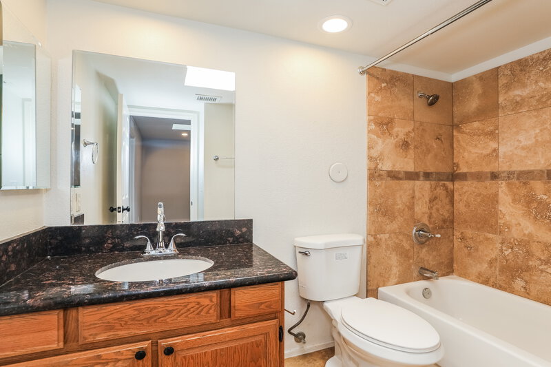 2,595/Mo, 7519 W Sequoia Dr Glendale, AZ 85308 Bathroom View