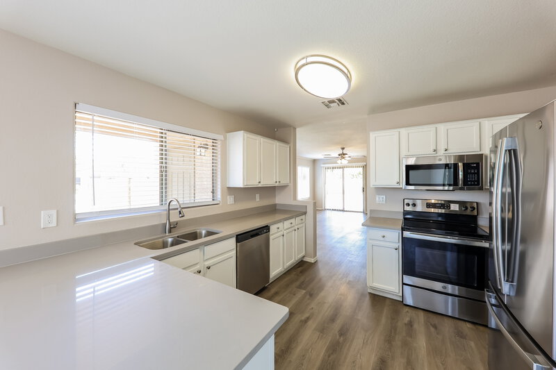 1,960/Mo, 7919 W Magnolia St Phoenix, AZ 85043 Kitchen View
