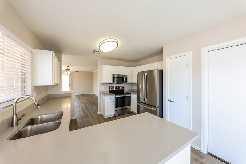 1,960/Mo, 7919 W Magnolia St Phoenix, AZ 85043 Kitchen View 2