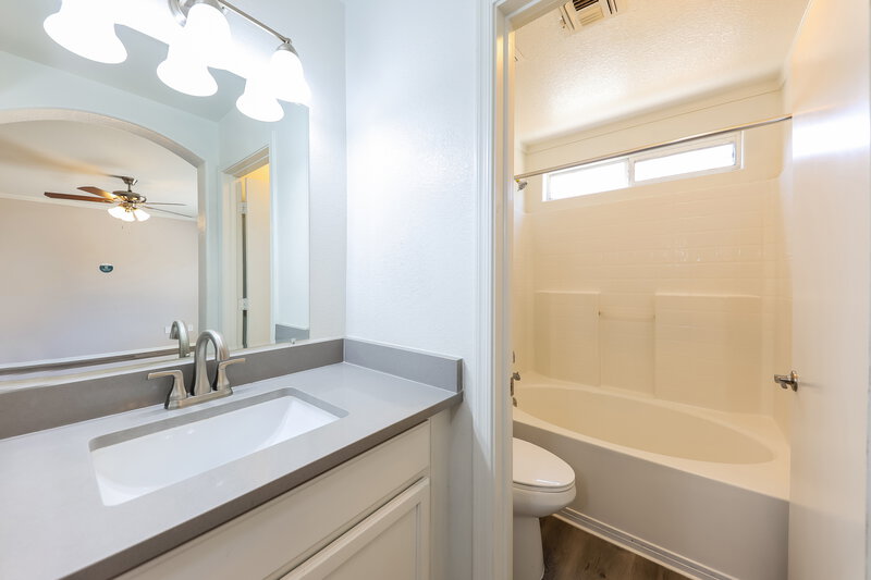 1,960/Mo, 7919 W Magnolia St Phoenix, AZ 85043 Main Bathroom View