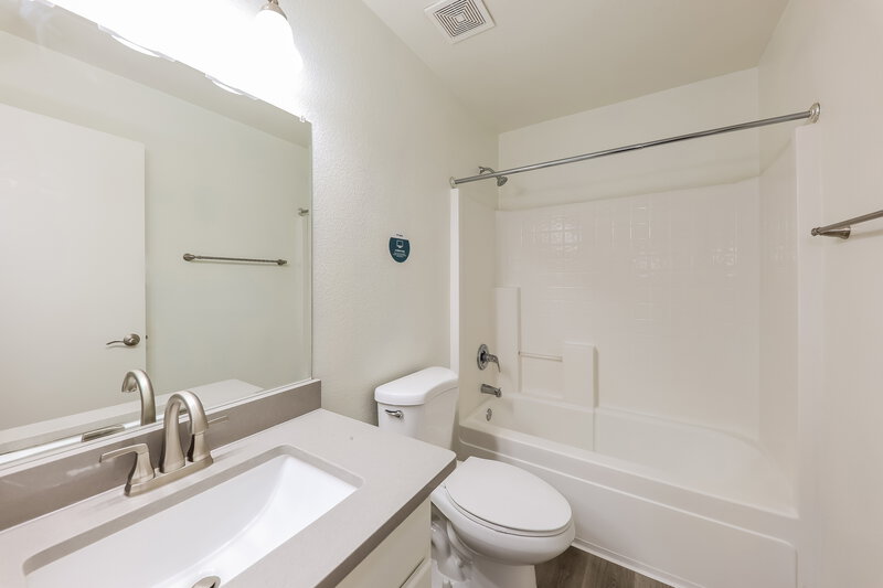 1,960/Mo, 7919 W Magnolia St Phoenix, AZ 85043 Bathroom View