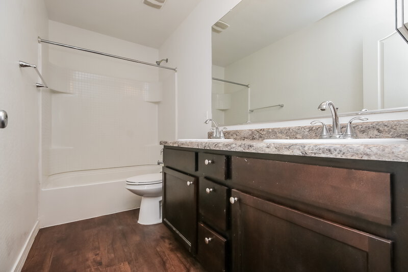 1,970/Mo, 4208 S 82nd Ln Phoenix, AZ 85043 Bathroom View