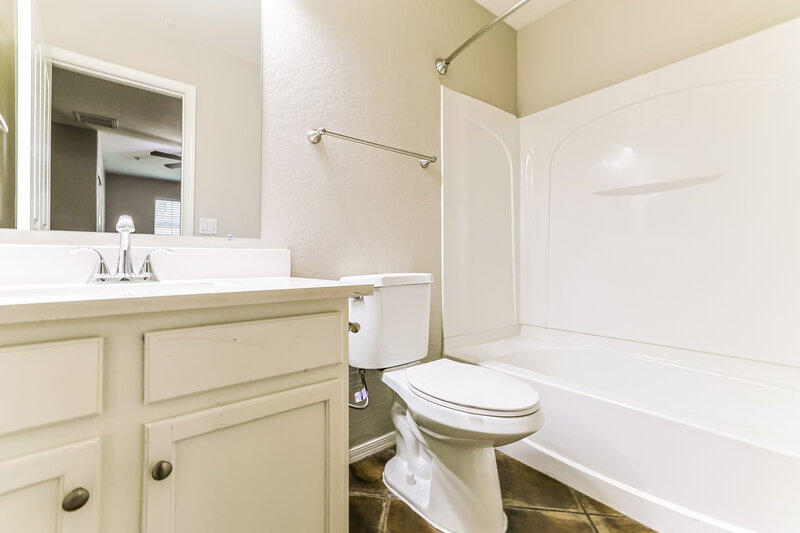 2,135/Mo, 163 W Tremaine Ct Gilbert, AZ 85233 Main Bathroom View