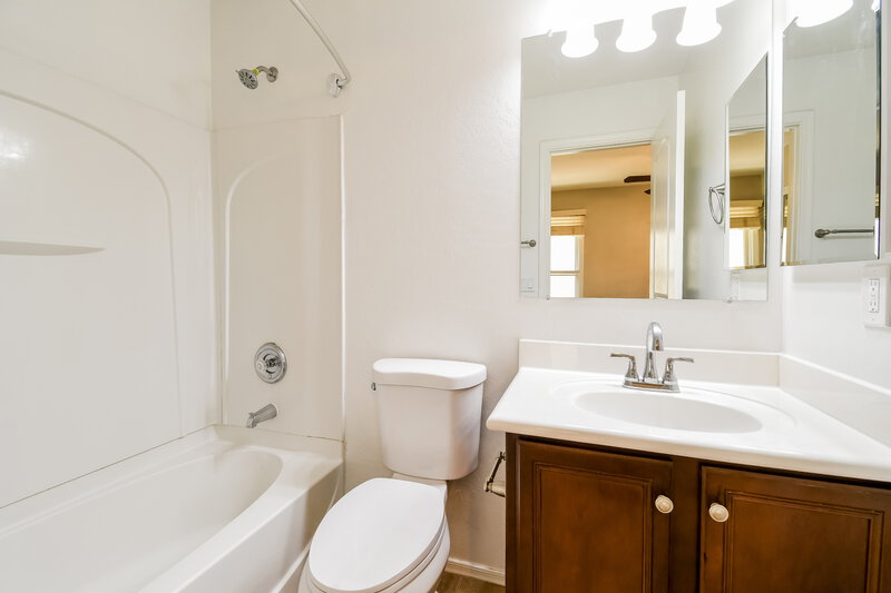 1,945/Mo, 4091 E Jasper Dr Gilbert, AZ 85296 Main Bathroom View