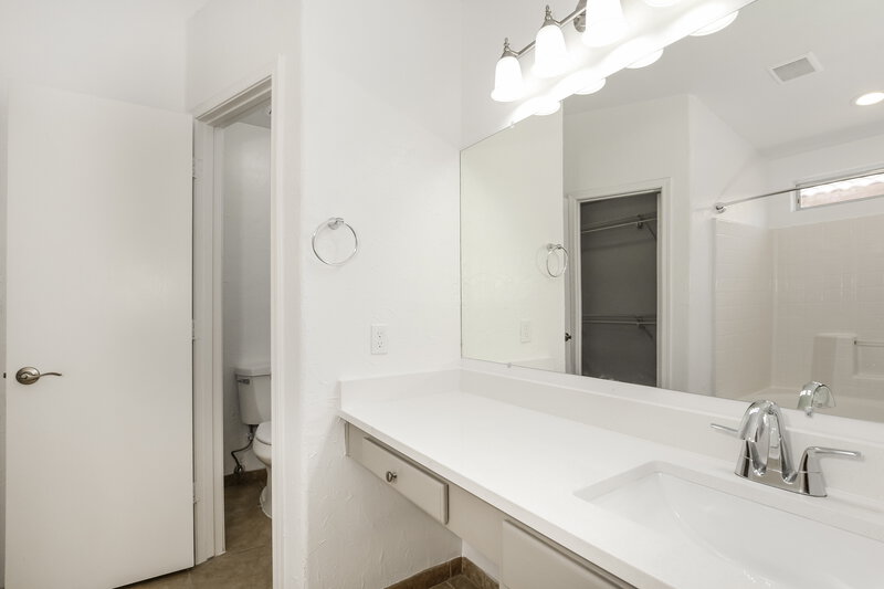 2,435/Mo, 20211 N 31st St Phoenix, AZ 85050 Main Bathroom View