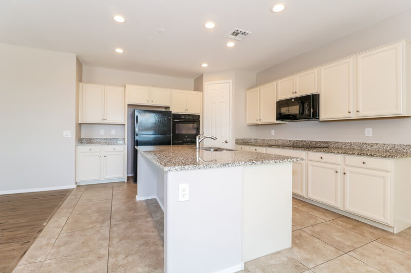 2,775/Mo, 6114 S 30th Ln Phoenix, AZ 85041 Kitchen View