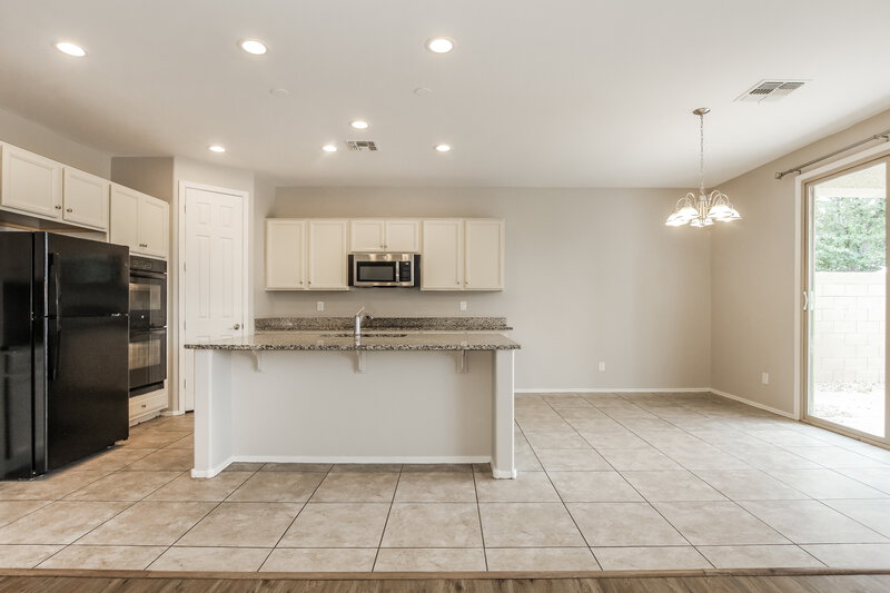 2,495/Mo, 6114 S 30th Ln Phoenix, AZ 85041 Kitchen View