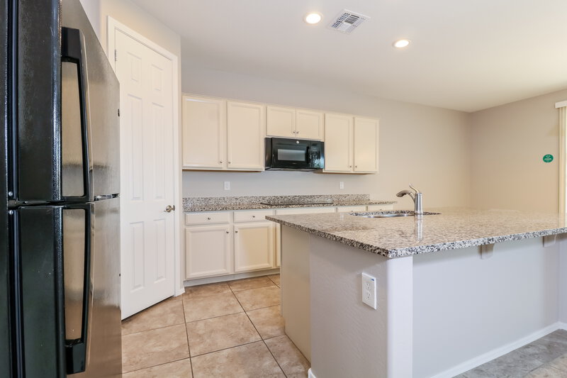 2,775/Mo, 6114 S 30th Ln Phoenix, AZ 85041 Kitchen View 2