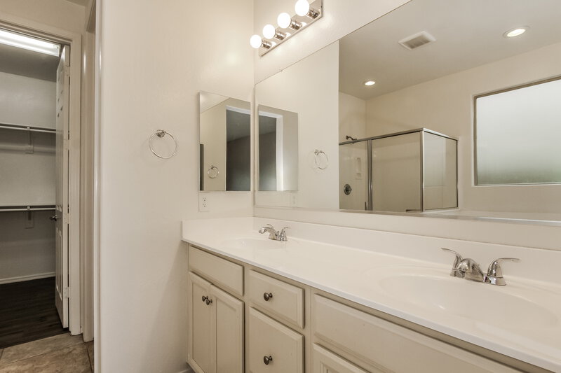 2,495/Mo, 6114 S 30th Ln Phoenix, AZ 85041 Main Bathroom View