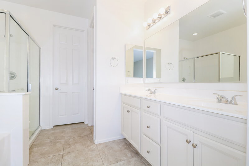 2,775/Mo, 6114 S 30th Ln Phoenix, AZ 85041 Main Bathroom View